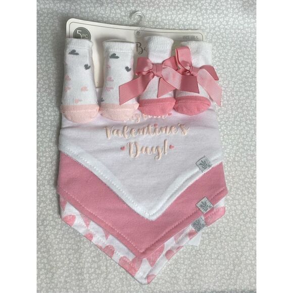 TRUE BABY 0-6 MONTH - 1ST VALENTINES BIB AND SOCK SET - Picture 3 of 7
